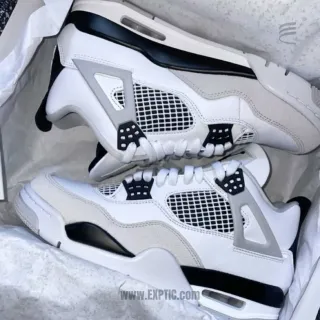 Air Jordan 4 Militery Black
