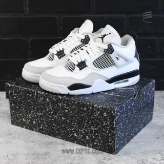 Air Jordan 4 Militery Black